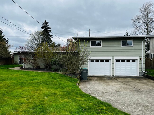 745 Rasmussen Ln in Bremerton, WA - Building Photo - Building Photo