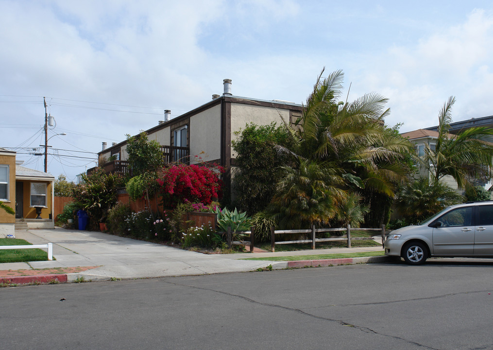 854 Diamond St in San Diego, CA - Building Photo