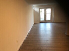 6300 Corbin Woods Ct in Haymarket, VA - Building Photo