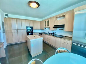 300 South Pointe Dr in Miami Beach, FL - Building Photo - Building Photo