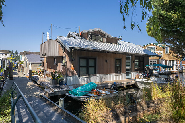 PHOENIX MOORAGE CONDOMINIUM in Seattle, WA - Foto de edificio - Building Photo