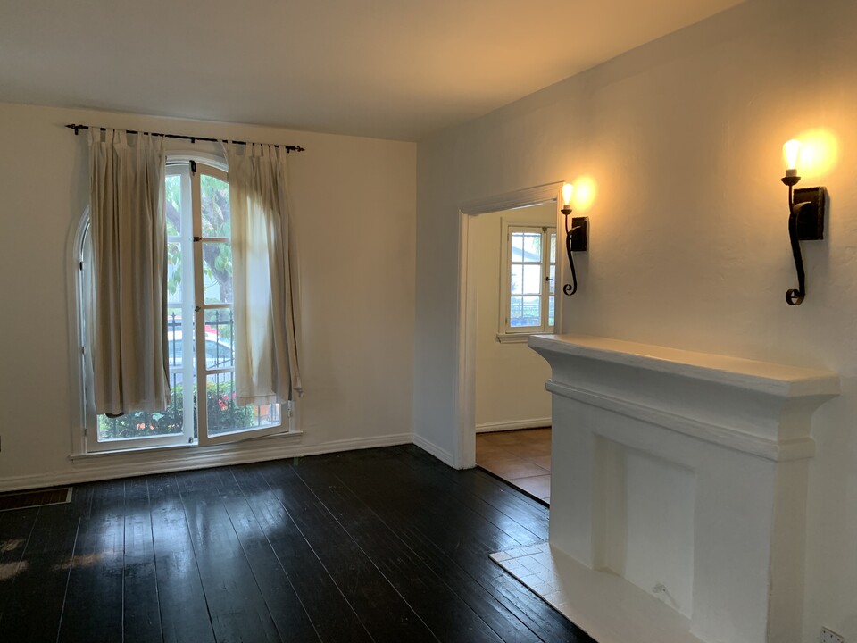 5181 W 20th St in Los Angeles, CA - Building Photo