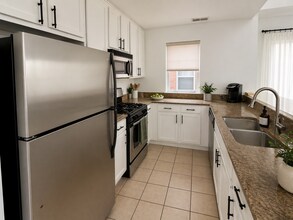 635 W Elm St, Unit C in Chicago, IL - Building Photo - Building Photo