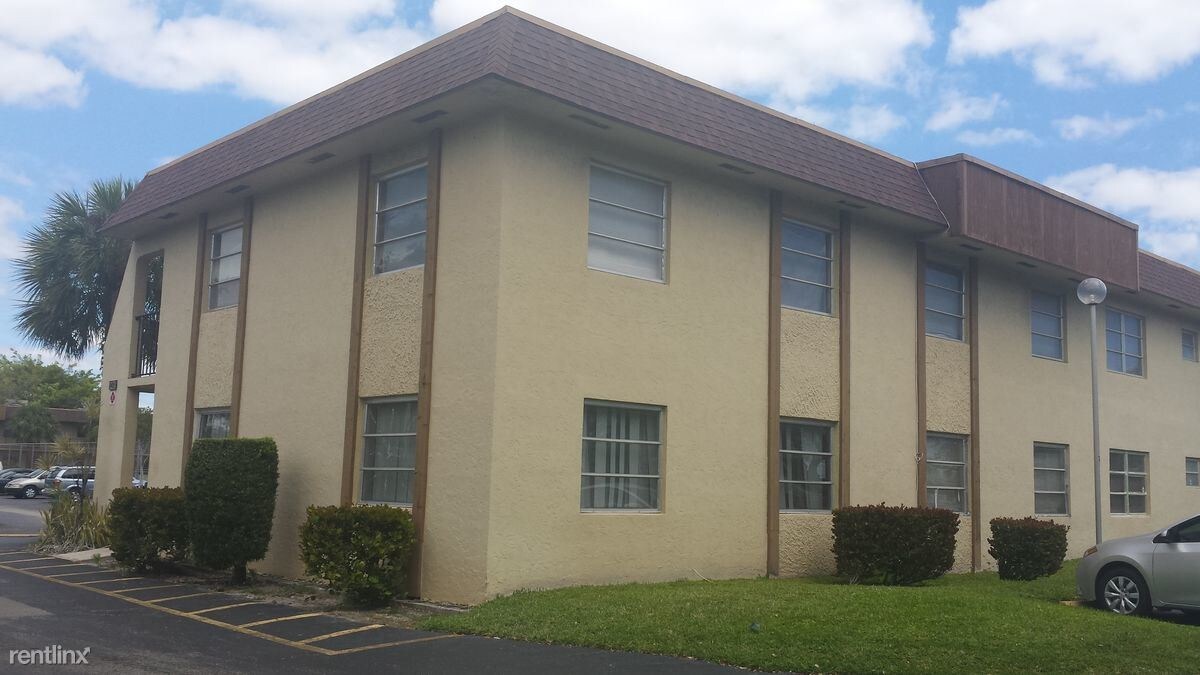 402 Lakeside Dr in Margate, FL - Building Photo