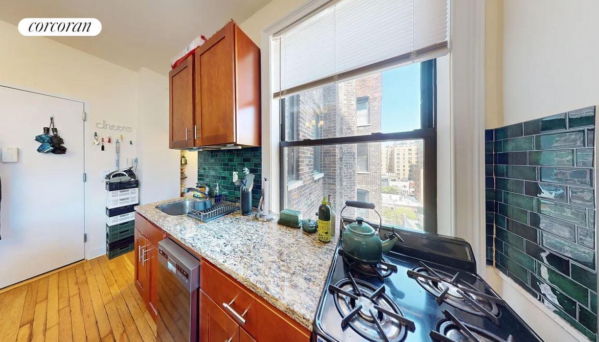 324 W 84th St in New York, NY - Building Photo