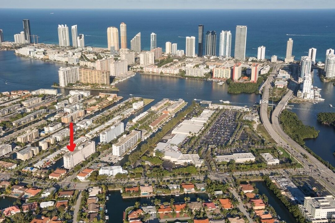 3545 NE 166th St in North Miami Beach, FL - Foto de edificio