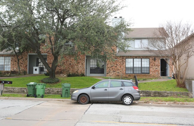 404 Central Park Dr in Arlington, TX - Foto de edificio - Building Photo