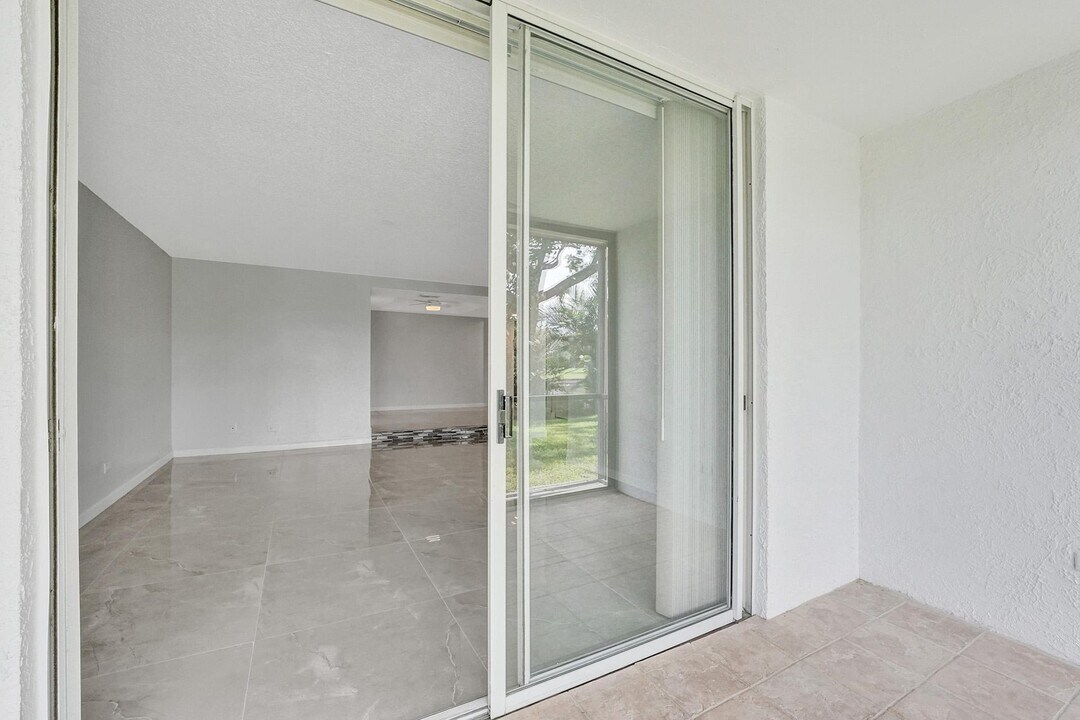 3750 Inverrary Dr in Lauderhill, FL - Building Photo