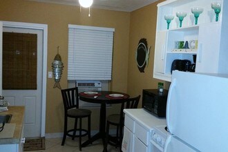East Hollywood Fourplex in Hollywood, FL - Foto de edificio - Building Photo