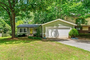 921 Hemingway Rd in Stone Mountain, GA - Building Photo