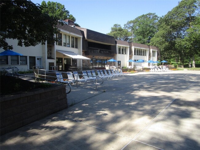 952 Skyline Dr in Coram, NY - Foto de edificio - Building Photo