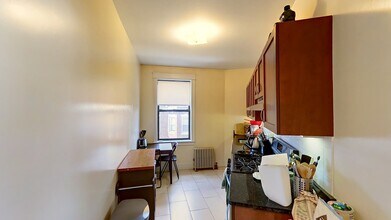 1325 Commonwealth Ave in Boston, MA - Building Photo - Building Photo