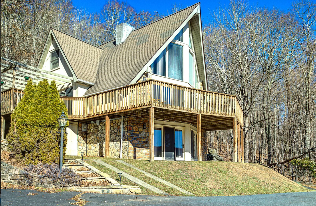 1438 Skyland Dr in Seven Devils, NC - Foto de edificio