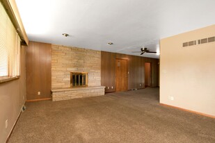 1111 Wharton Manor Rd in Manhattan, KS - Building Photo