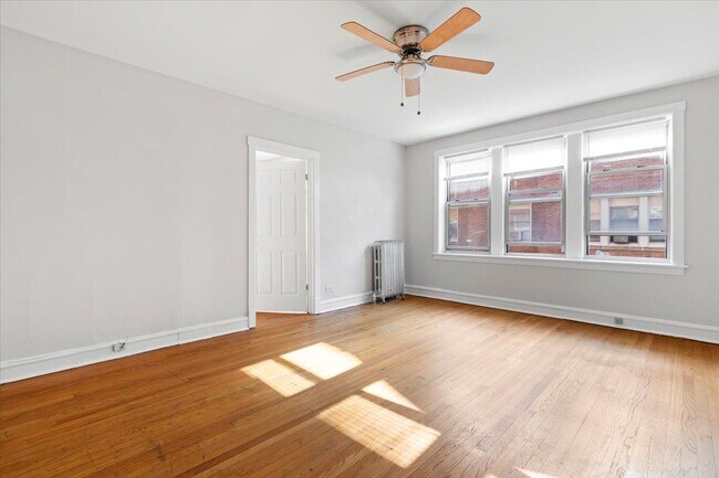 2342 W Touhy Ave in Chicago, IL - Building Photo - Building Photo