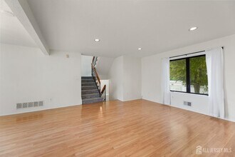 65 Diamond Ln in Old Bridge, NJ - Foto de edificio - Building Photo