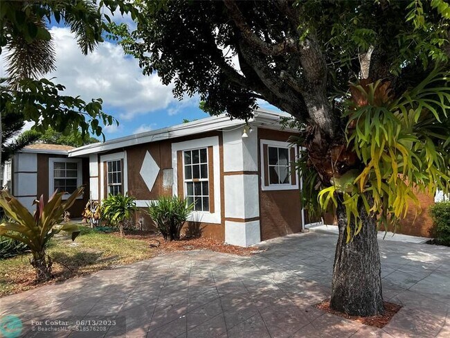 101 NW 13th Ave in Boynton Beach, FL - Building Photo - Building Photo