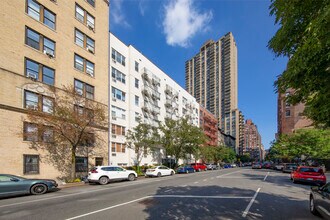 235 W 70th St in New York, NY - Building Photo - Building Photo