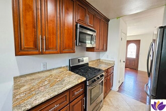 4220 Fair Ave, Unit 201 in North Hollywood, CA - Foto de edificio - Building Photo