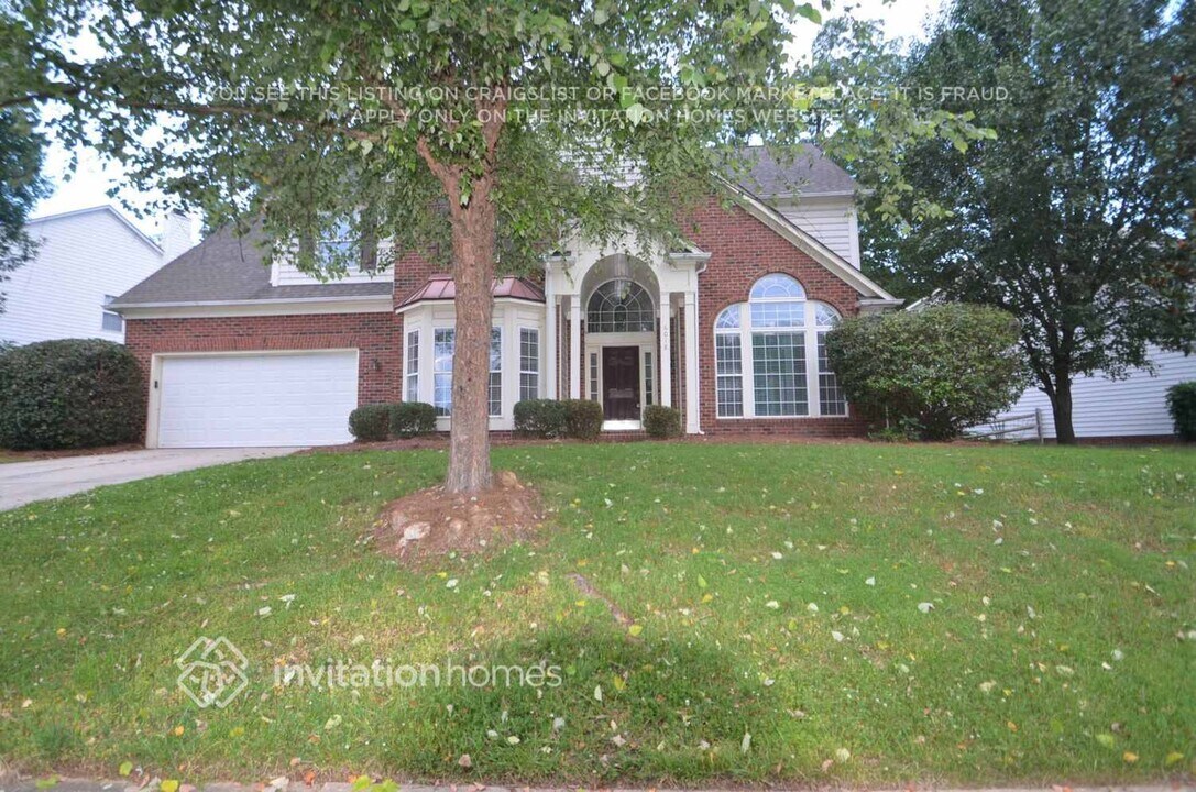 6018 Swanston Dr in Charlotte, NC - Building Photo