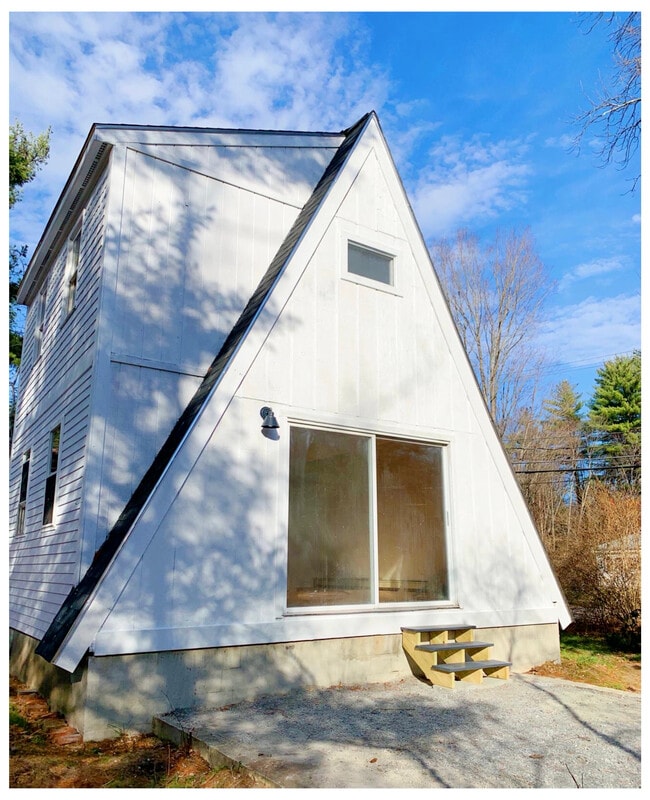 38 Old Henniker Rd in Hillsborough, NH - Building Photo - Building Photo