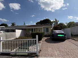 310 NE 58th St in Oakland Park, FL - Building Photo