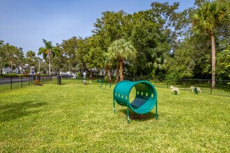 L'Estancia Apartment Homes in Sarasota, FL - Building Photo - Building Photo