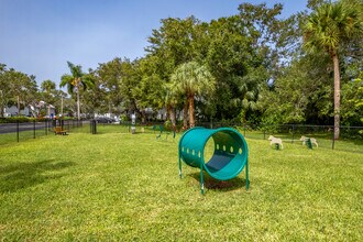 L'Estancia Apartment Homes in Sarasota, FL - Foto de edificio - Building Photo