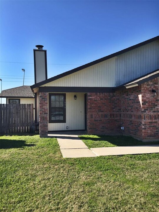 1006 Hyridge St in Round Rock, TX - Building Photo