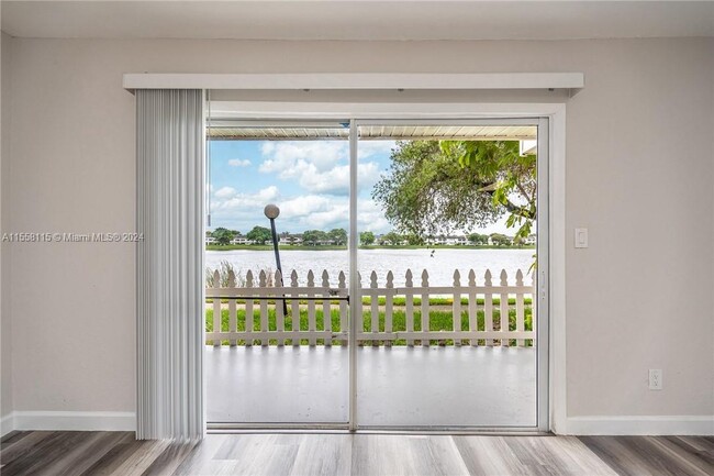 3433 NW 44th St, Unit 102 in Lauderdale Lakes, FL - Building Photo - Building Photo