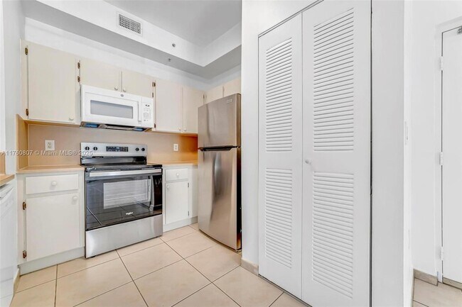7250 NW 114th Ave in Doral, FL - Building Photo - Building Photo