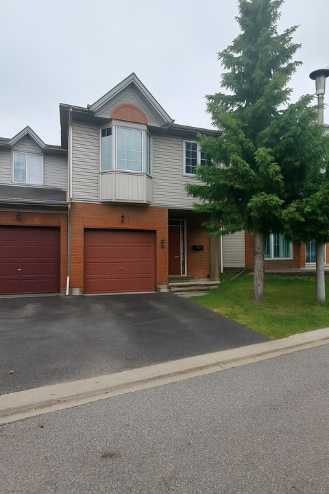 13 Santa Cruz Pvt in Ottawa, ON - Building Photo