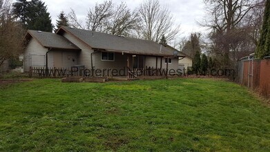 327 Wickham Ct in Eugene, OR - Building Photo - Building Photo