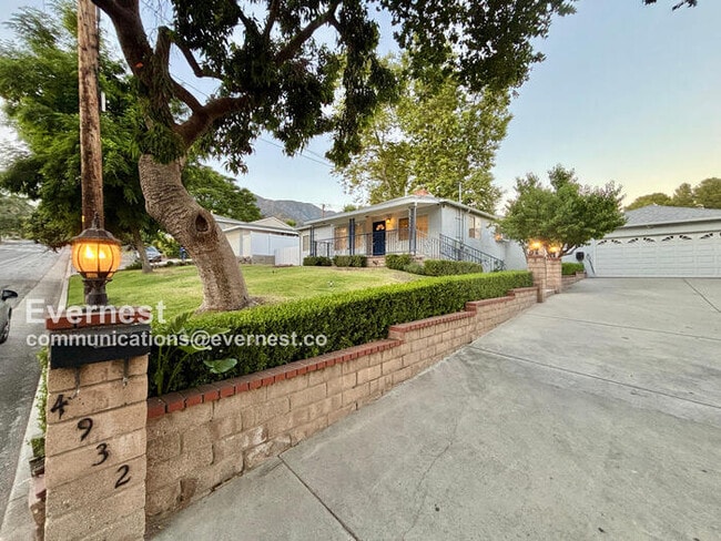property at 4932 La Crescenta Ave
