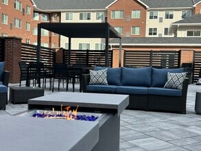 The Landings at Riverwalk in Elmwood Park, NJ - Foto de edificio - Building Photo