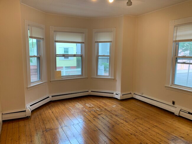 21 Dane Ave, Unit 1 in Somerville, MA - Foto de edificio - Building Photo