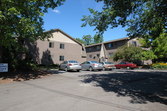 Oakwood Apartments in East Lansing, MI - Building Photo - Building Photo