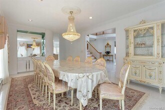 21 Cary Rd in Great Neck, NY - Building Photo - Building Photo