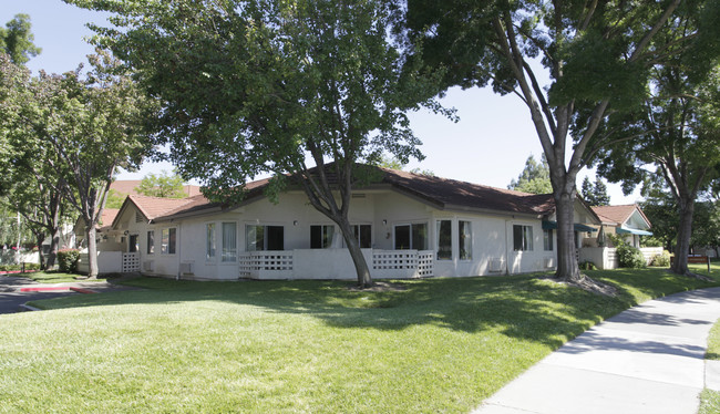 Ridgeview Commons in Pleasanton, CA - Building Photo - Building Photo