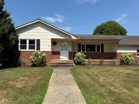 3220 Delmar Dr in Laurel, NY - Building Photo