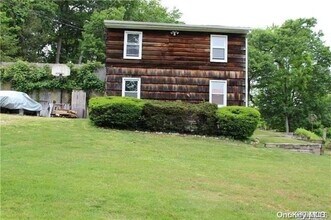 322 Cuba Hill Rd in Huntington, NY - Building Photo - Building Photo
