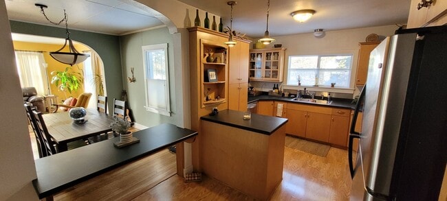 property at 716 Edgewood Pl