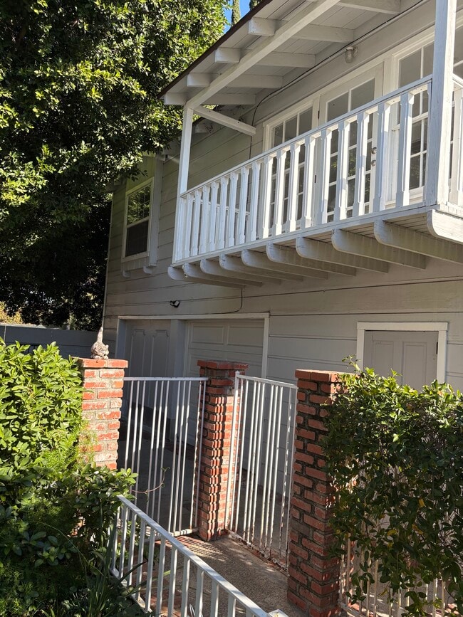 5516 Vanalden Ave, Unit 2 top