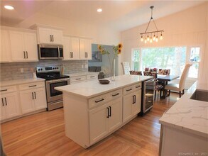 1025 Willard Rd in Orange, CT - Building Photo - Building Photo
