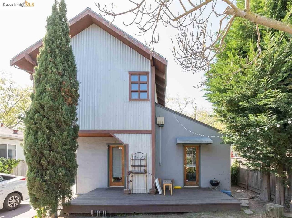 1415 Alcatraz Ave in Berkeley, CA - Building Photo