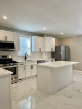 63 Albertina St, Unit 63 in Quincy, MA - Foto de edificio - Building Photo