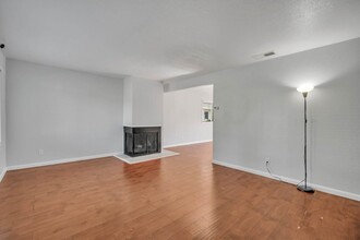 8798 La Riviera Dr-Unit -#D in Sacramento, CA - Building Photo - Building Photo