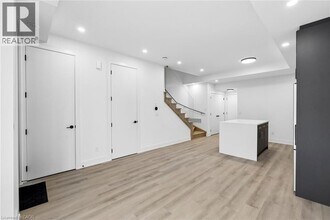 112 EVERETT Cmn in St Catharines, ON - Building Photo - Building Photo