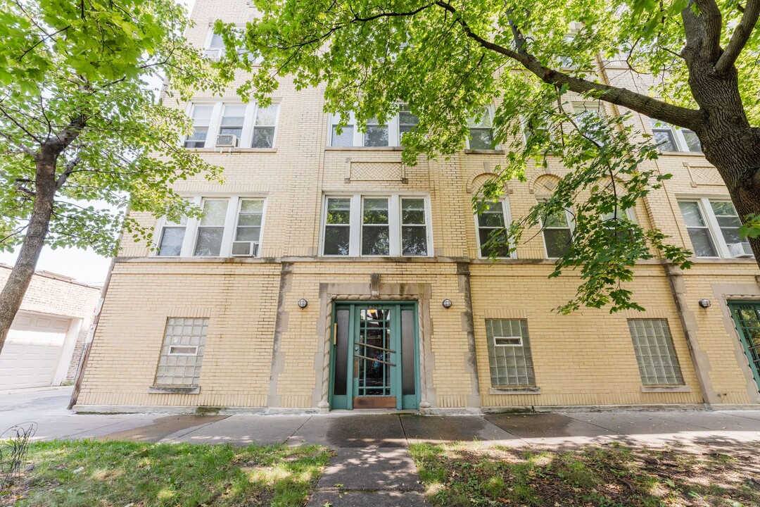 2474 W Cullom Ave in Chicago, IL - Building Photo