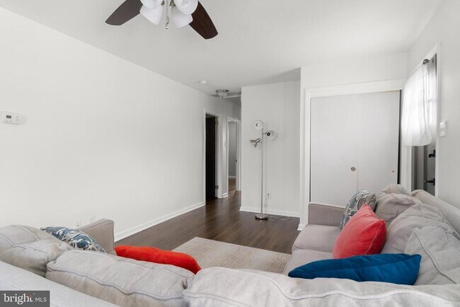 8 Adams Ave in Mt Ephraim, NJ - Foto de edificio - Building Photo